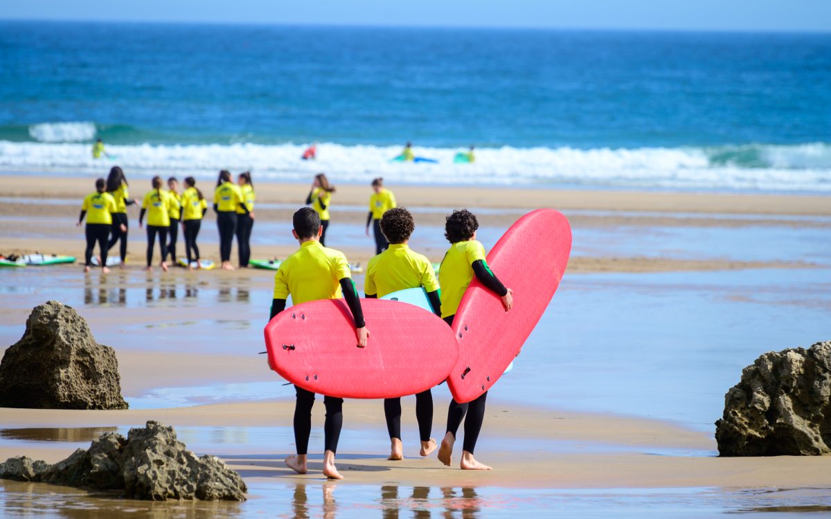 Grupo de jóvenes surfistas en Asturias