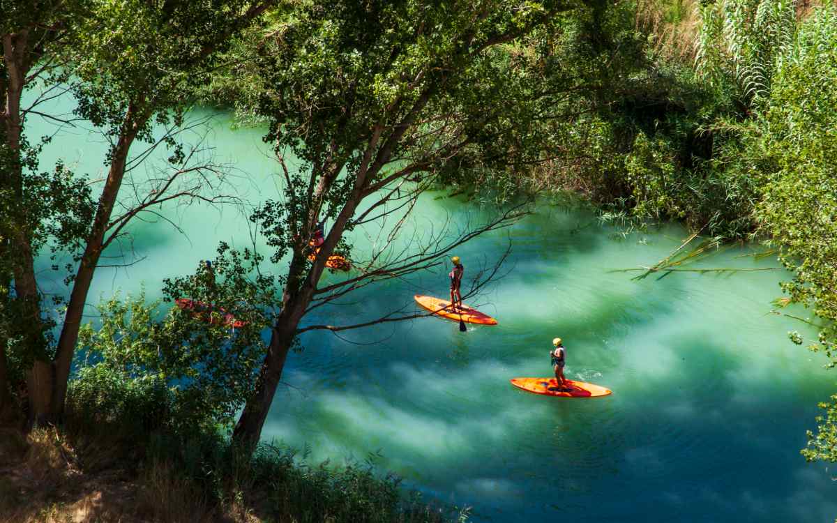 Kayak en un río de Alcalá del Júcar