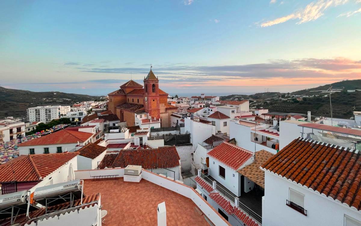 La iglesia destaca en el paisaje de Torrox