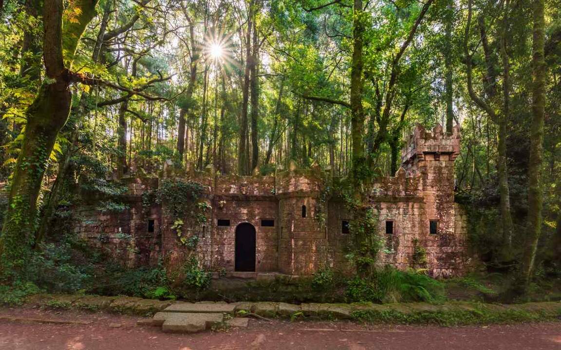 El castillo abandonado se mimetiza con su entorno