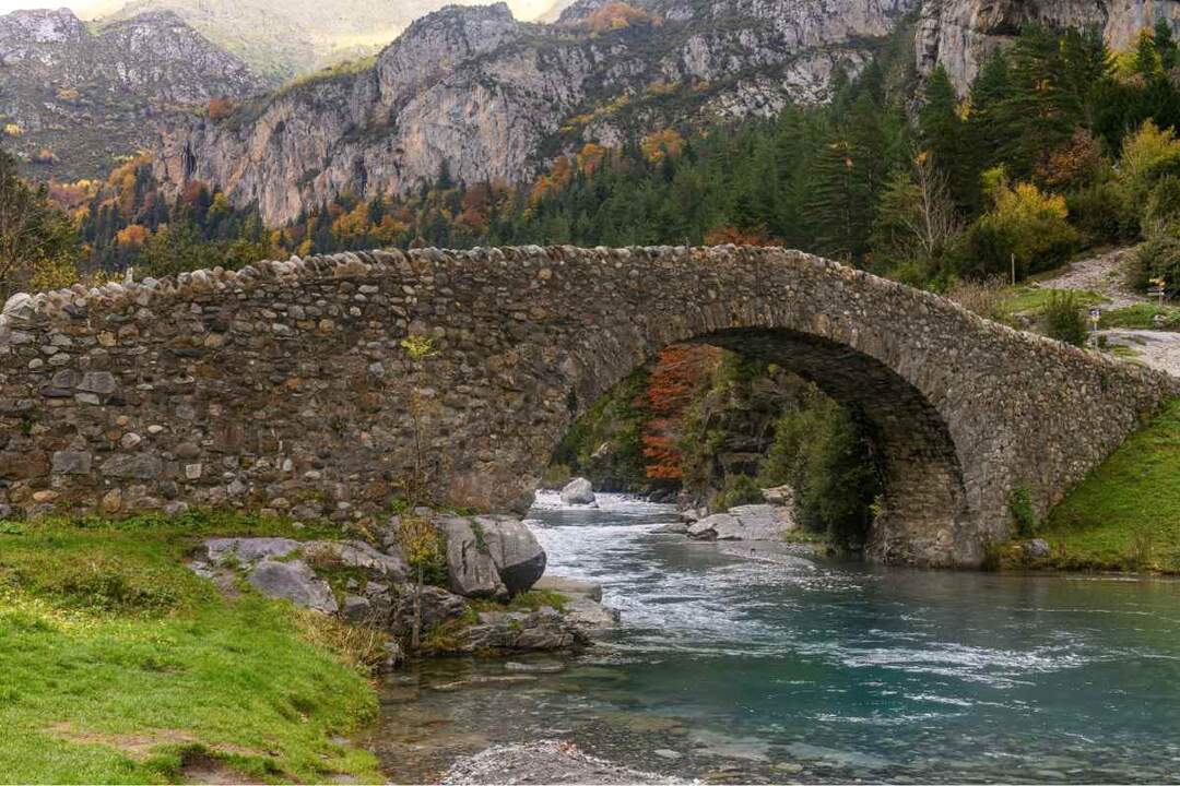 El puente de Bujaruelo sobre el río Ara