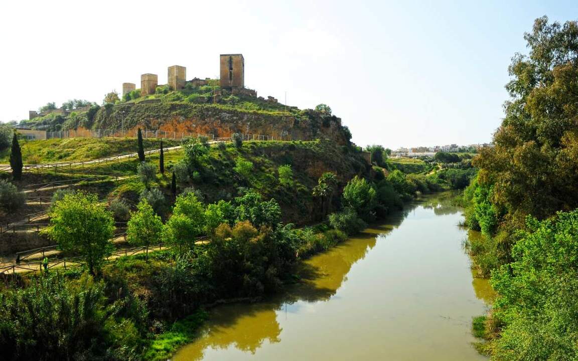 El río Guadaíra junto al Cerro del Castillo