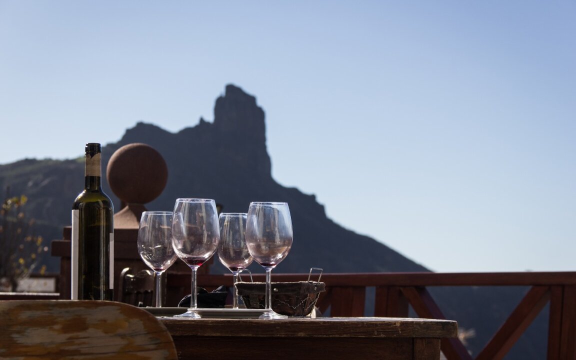 Copas de vino con vistas al Roque Bentayga