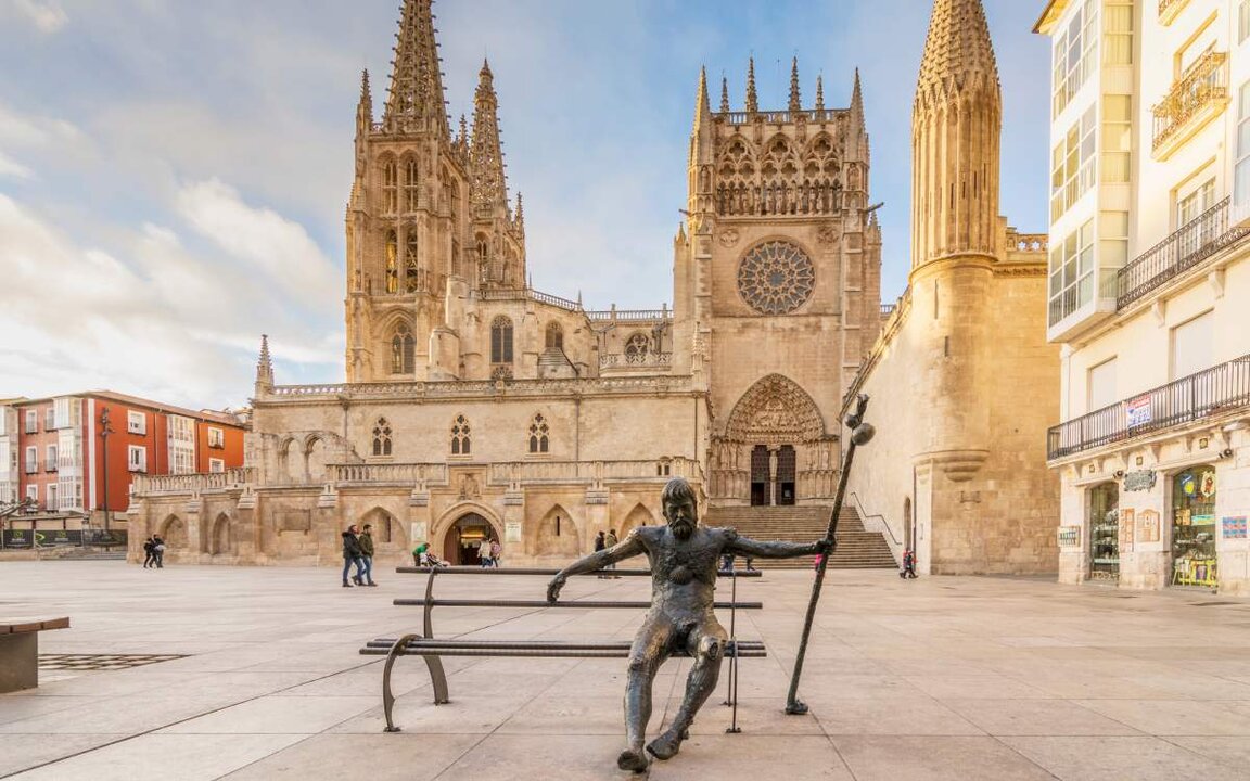 Catedral de Burgos y estatua en honor a los peregrinos