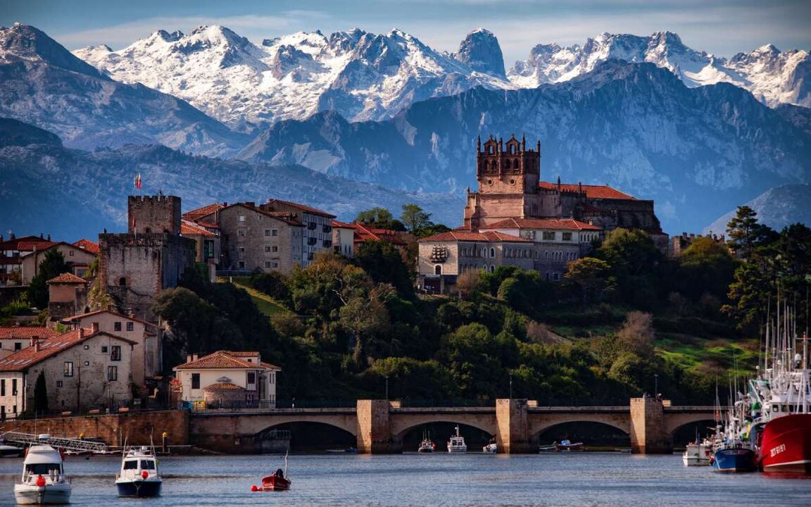 Vista de la villa en la que destaca la iglesia de Santa María. | Shutterstock