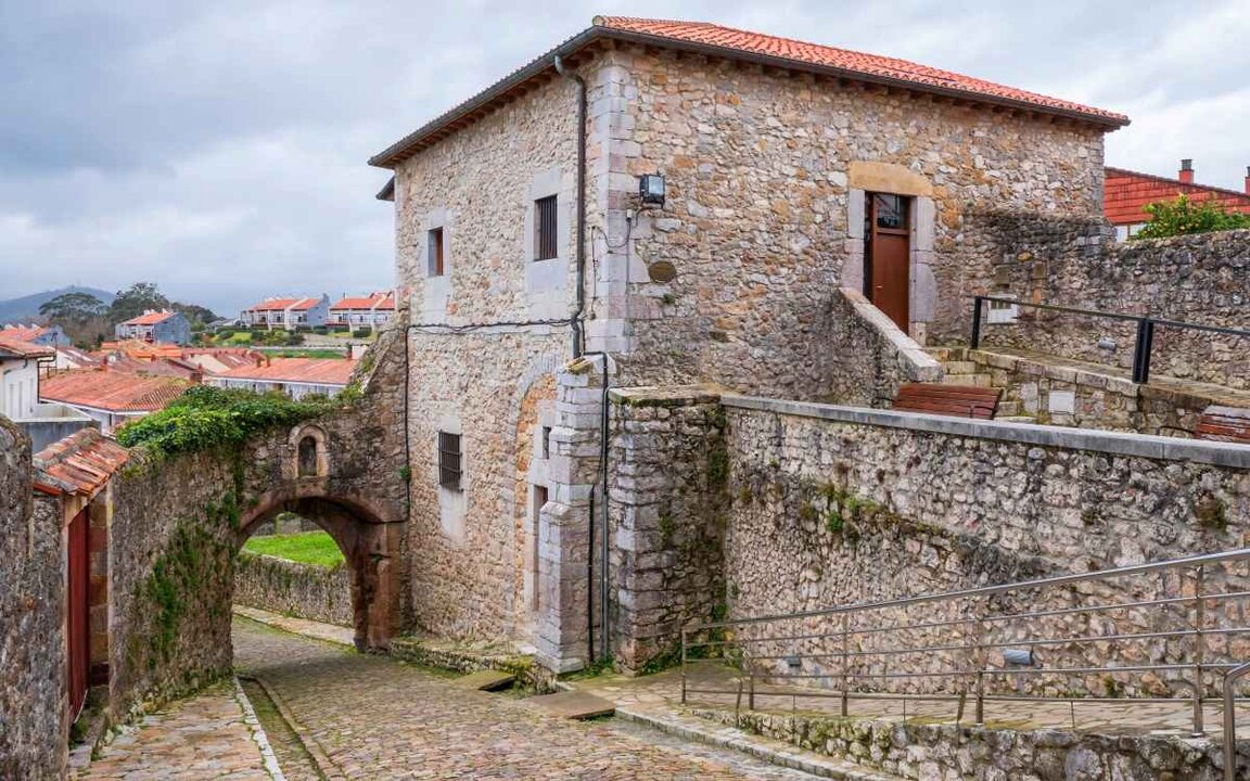 La puerta de la torre del Preboste. | Shutterstock