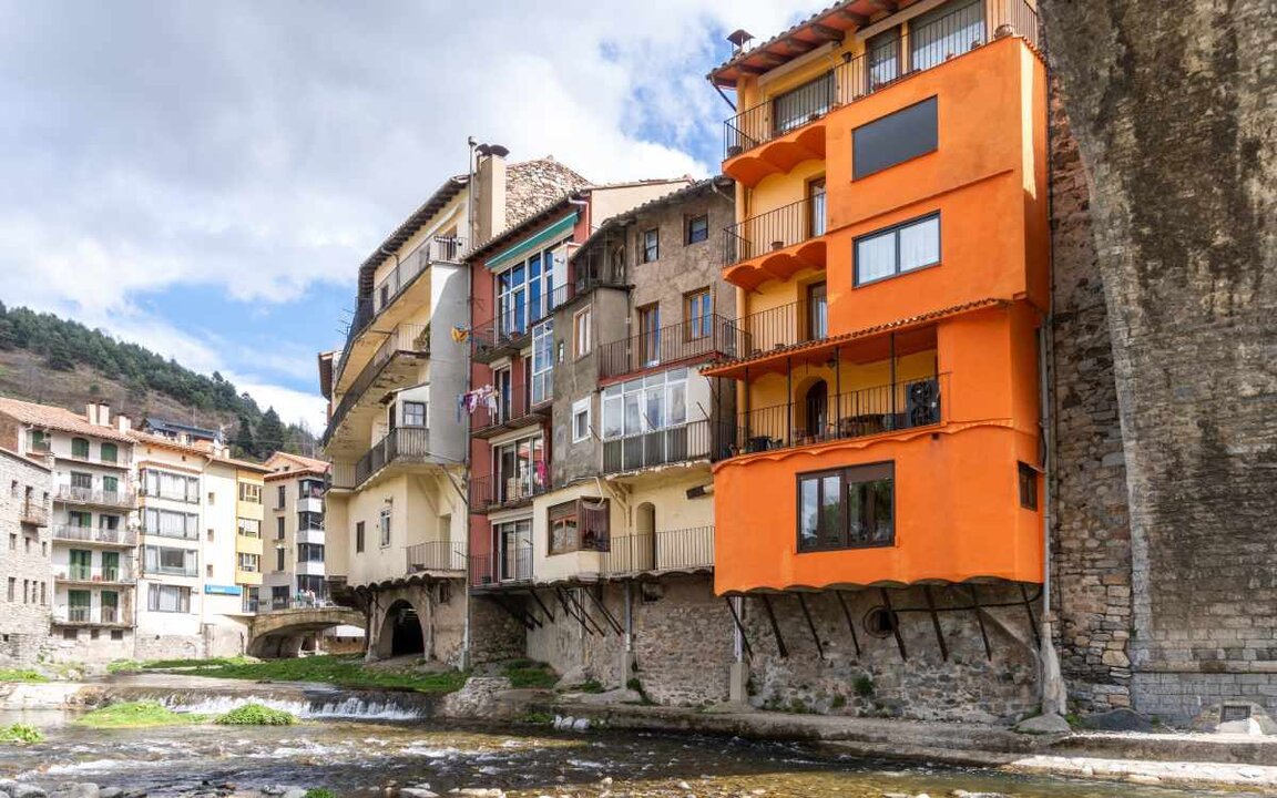 Casas colgadas sobre el río Ter