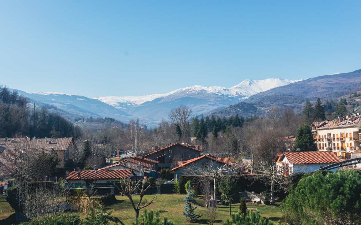 Camprodon y los Pirineos de fondo
