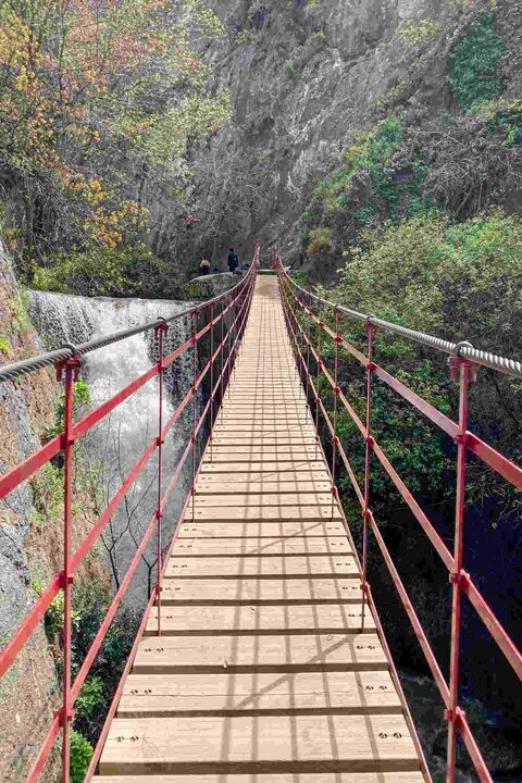 Puente colgante y cascada