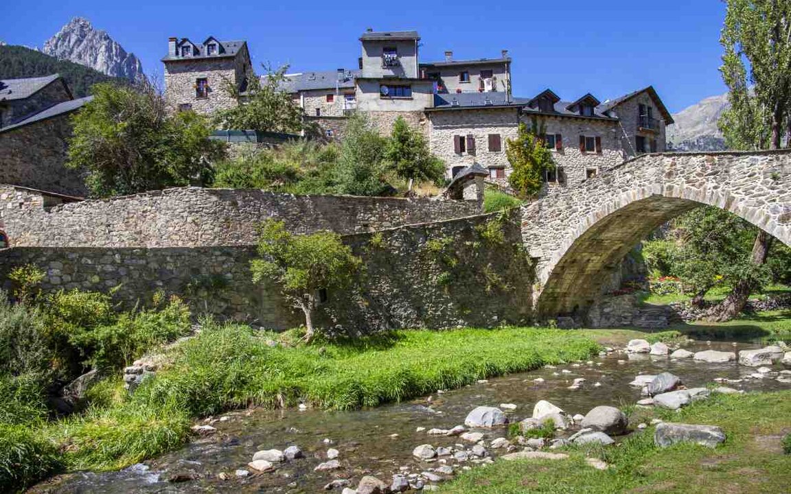 Puente y casas típicas de Sallent de Gállego