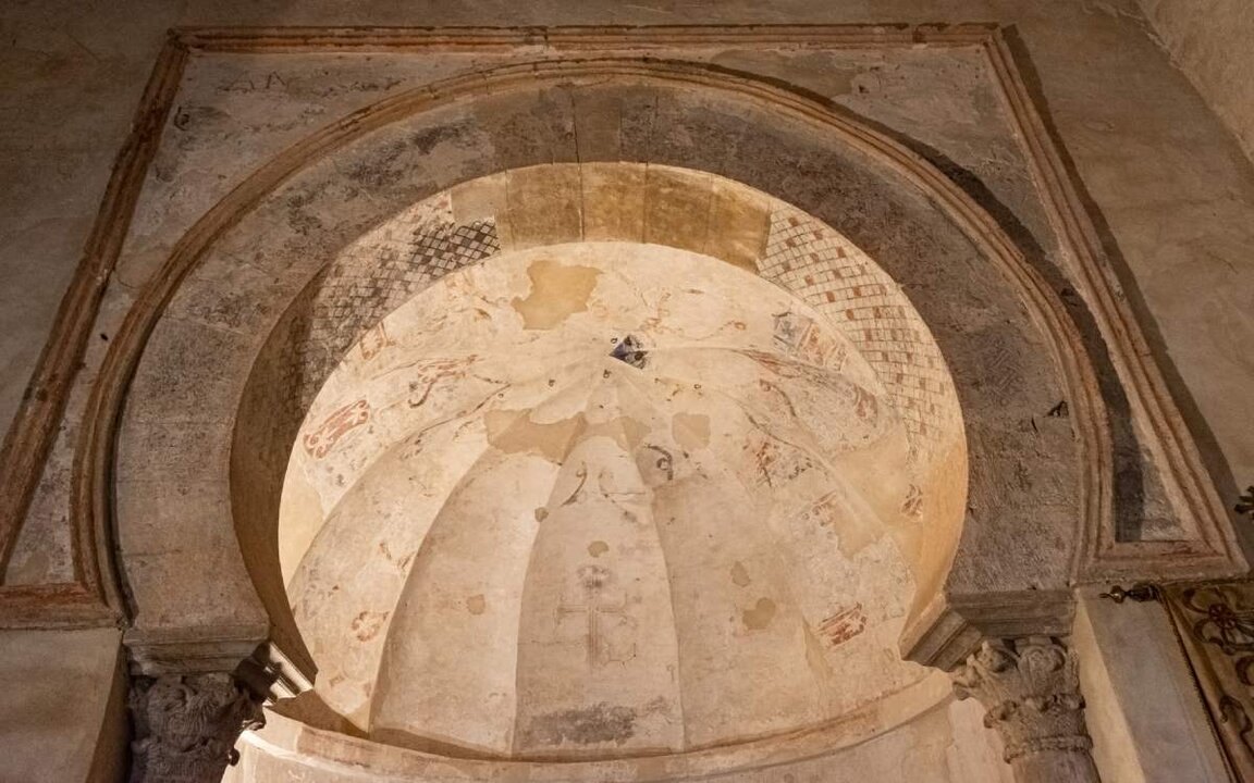 Detalles del interior de la iglesia mozárabe