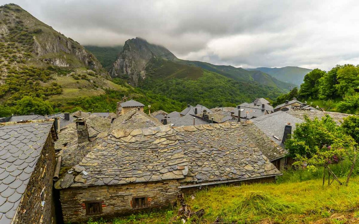 Peñalba de Santiago y sus típicos tejados de pizarra