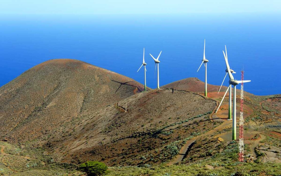 El viento es uno de los recursos naturales que generan energía limpia en la isla