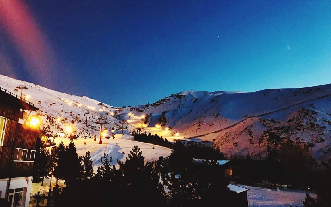 Estación de Sierra Nevada de noche