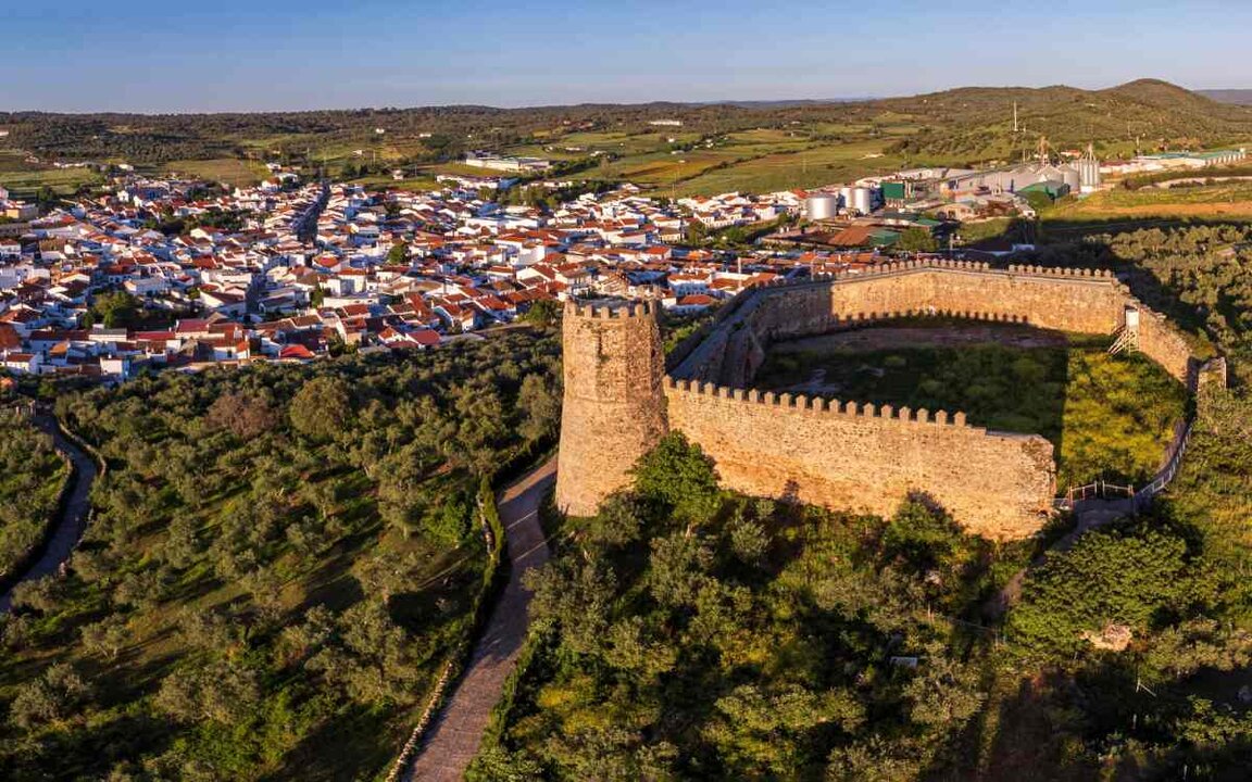 Panorámica de Alanís y su castillo