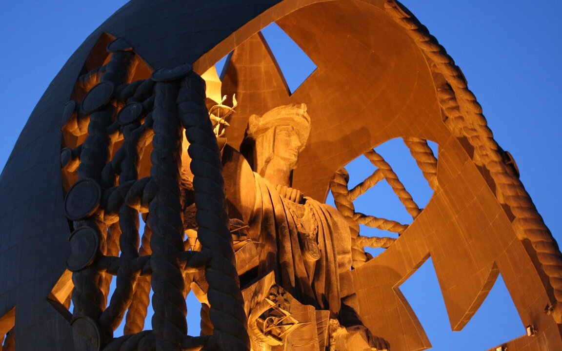 La impresionante estatua de bronce