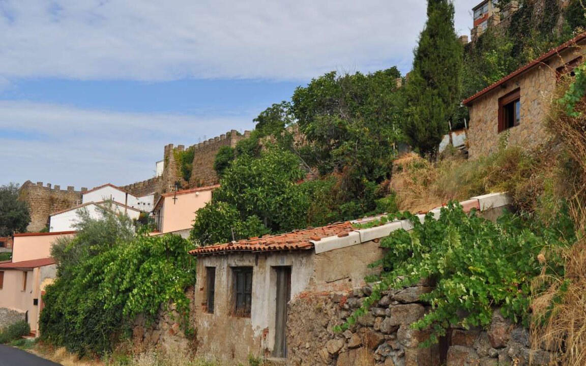 Béjar y su muralla al fondo. | Luis Rogelio HM, Wikimedia