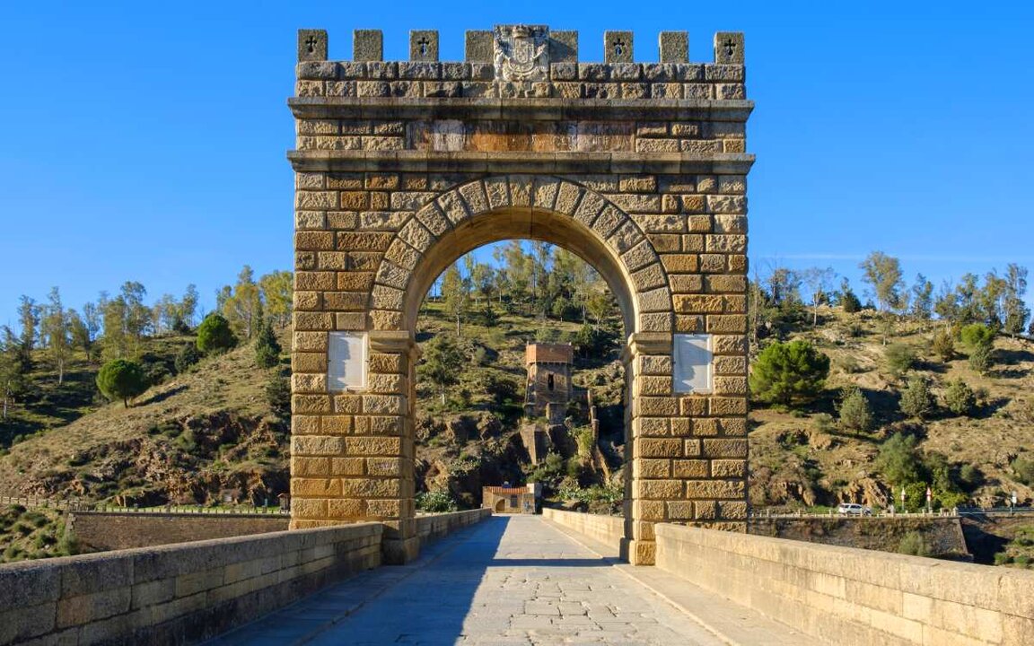 El arco que corona el puente