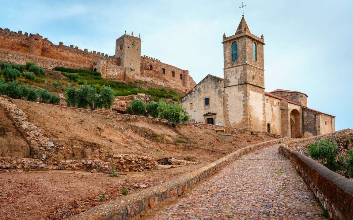 El castillo y la iglesia