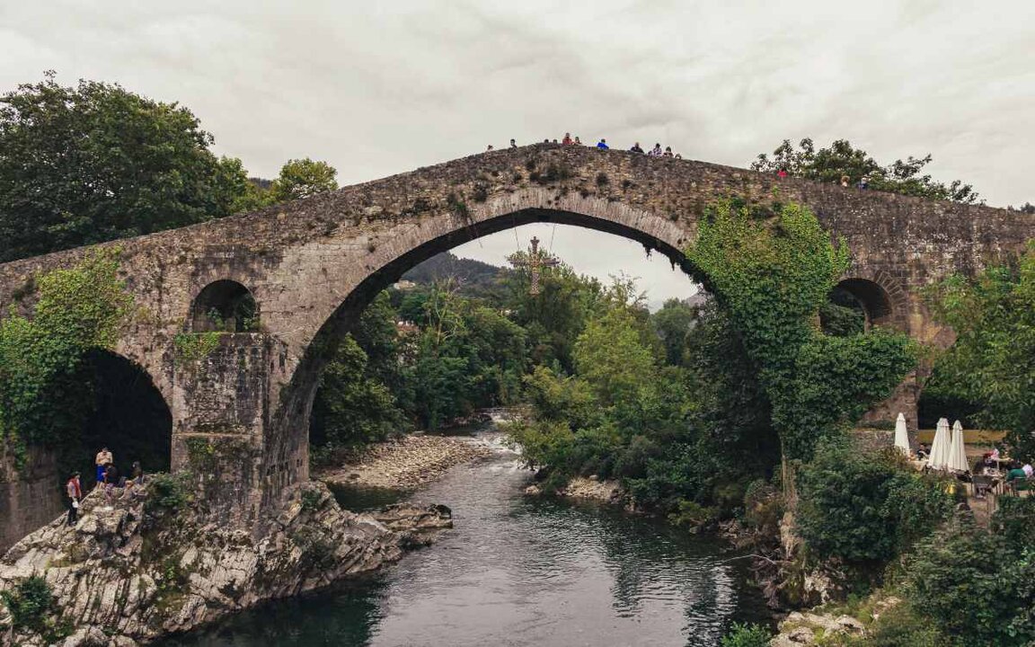 old-touristic-roman-bridge-over-sella-river-in-can-2025-02-08-22-57-30-utc