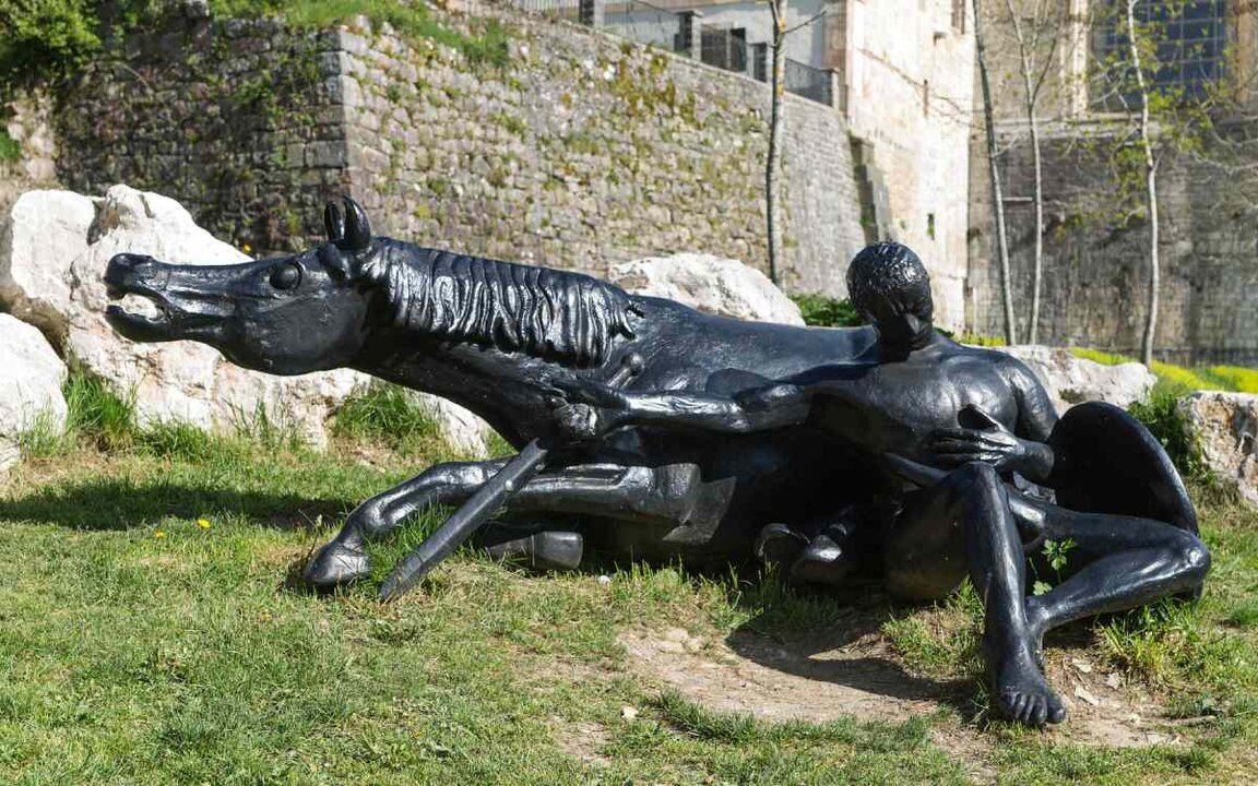 Escultura dedicada a la muerte de Roldán en Roncesvalles