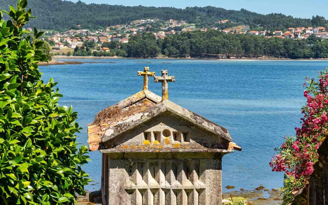 Hórreo junto al mar en Combarro