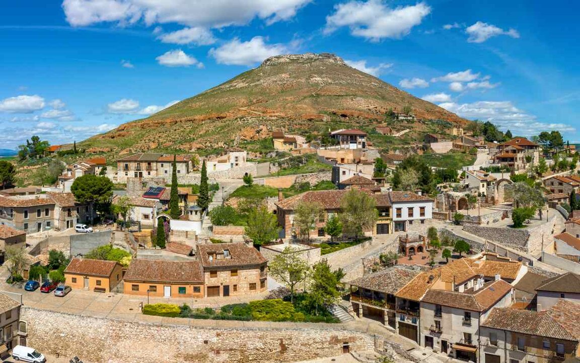Hita se despliega alrededor de un cerro