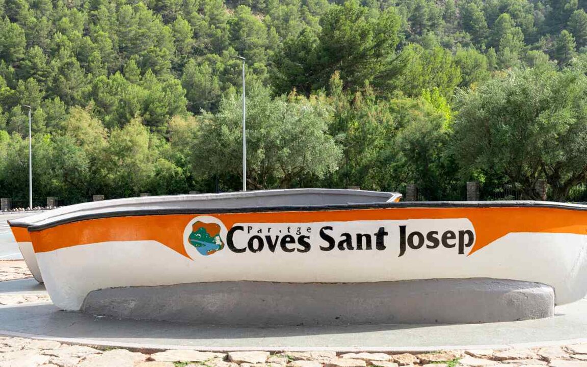 Típica barca de la Cueva de Sant Josep