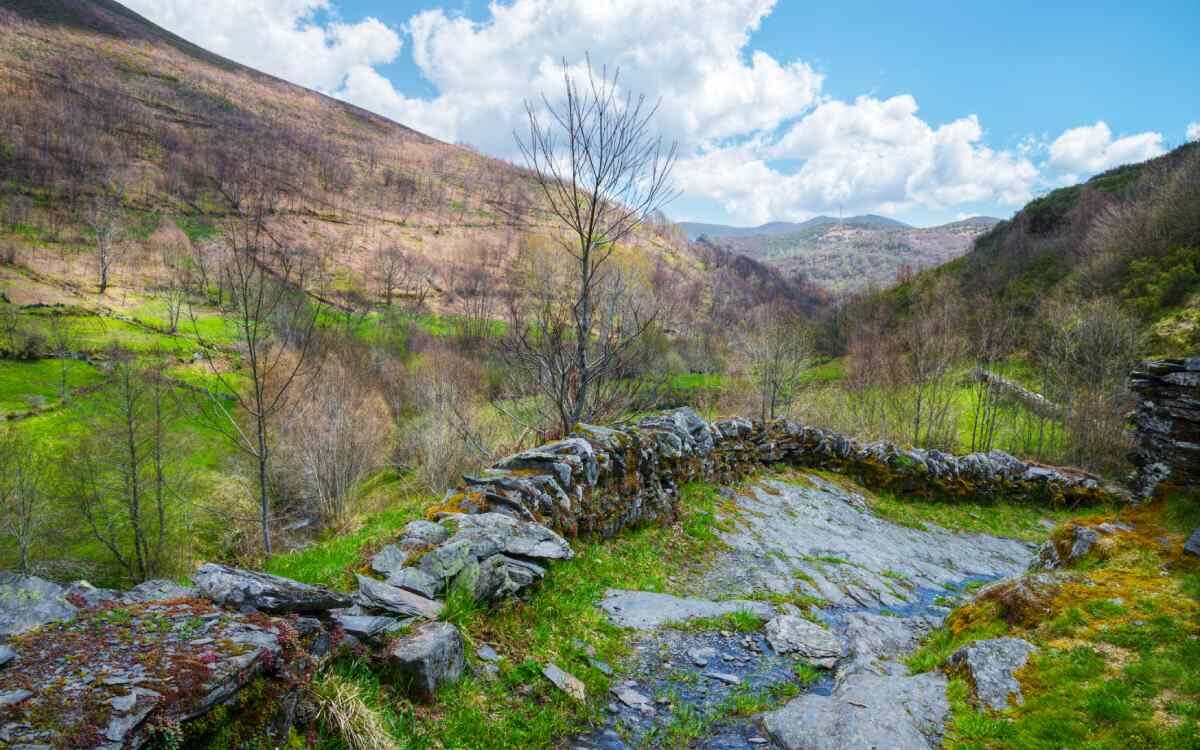 Un sendero cercano a la aldea
