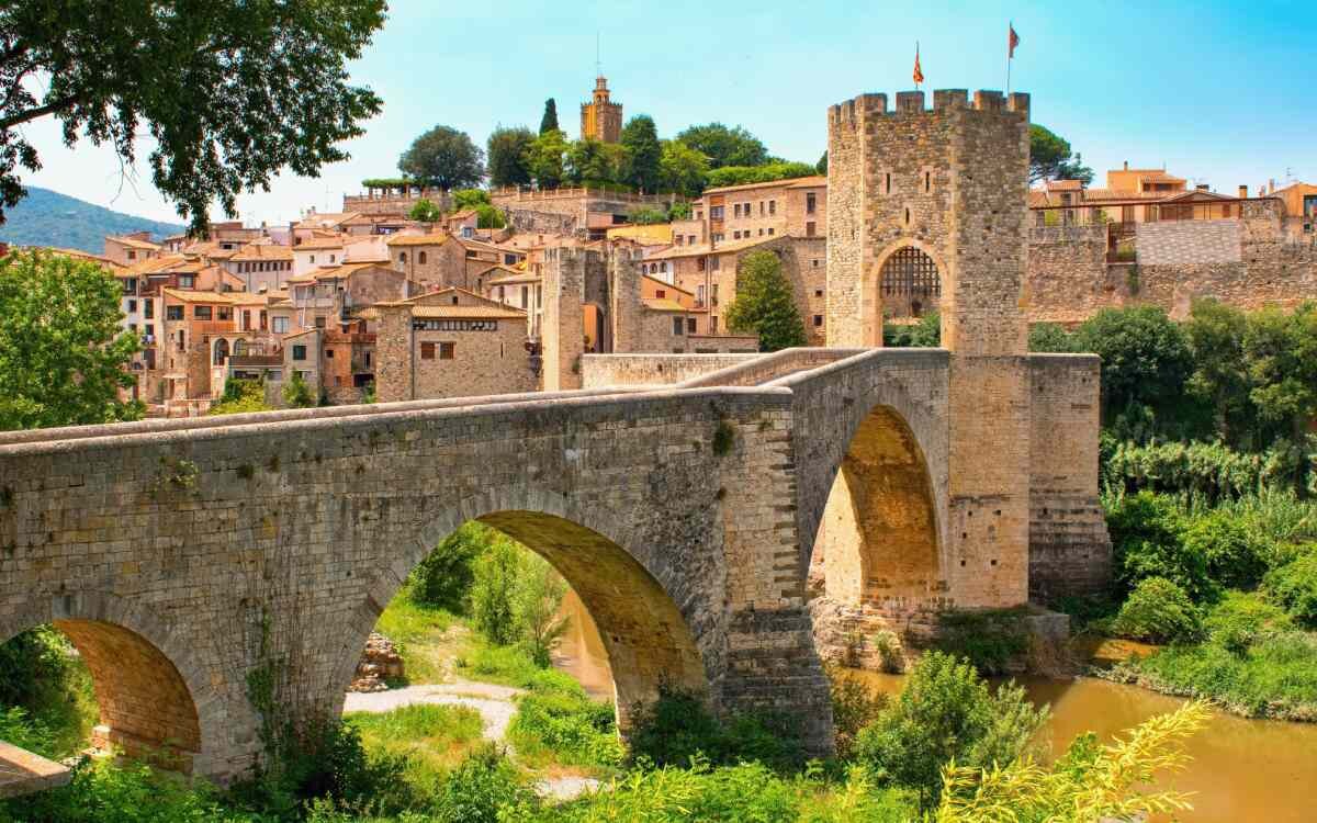 El emblemático puente de Besalú