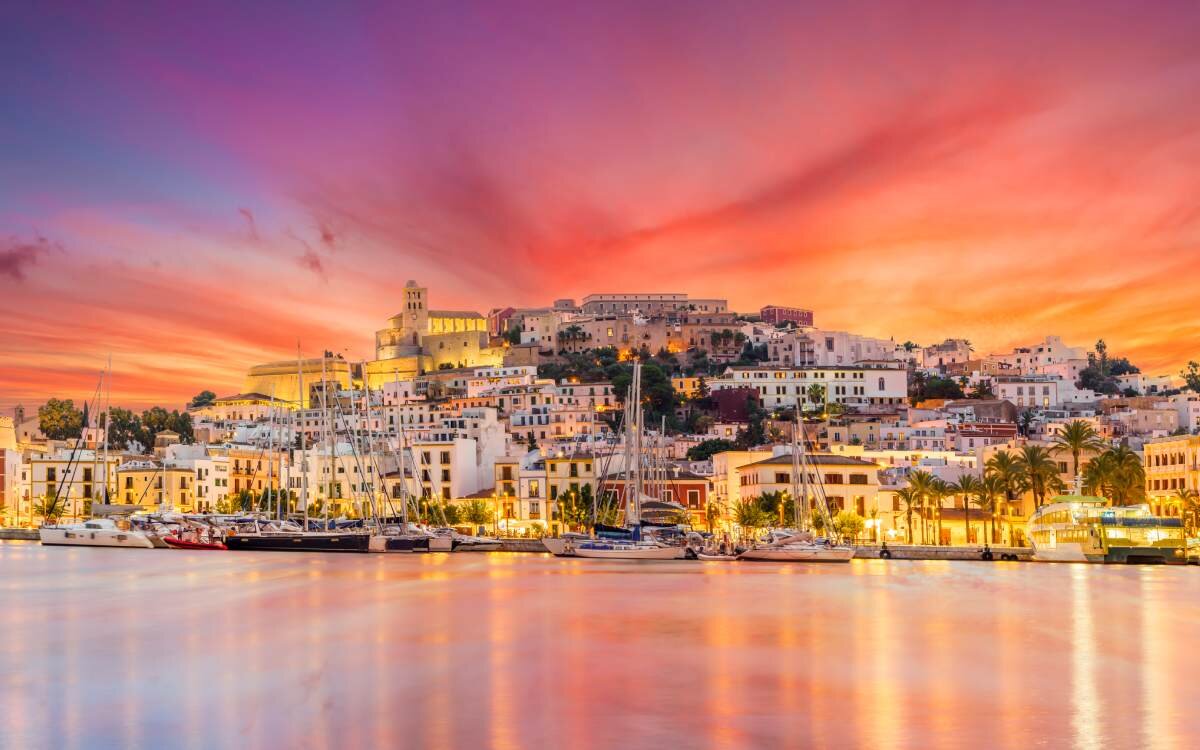 Puerto de Ibiza y Dalt Vila al atardecer