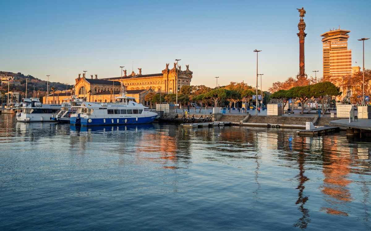 Vista del puerto de Barcelona desde el mar.