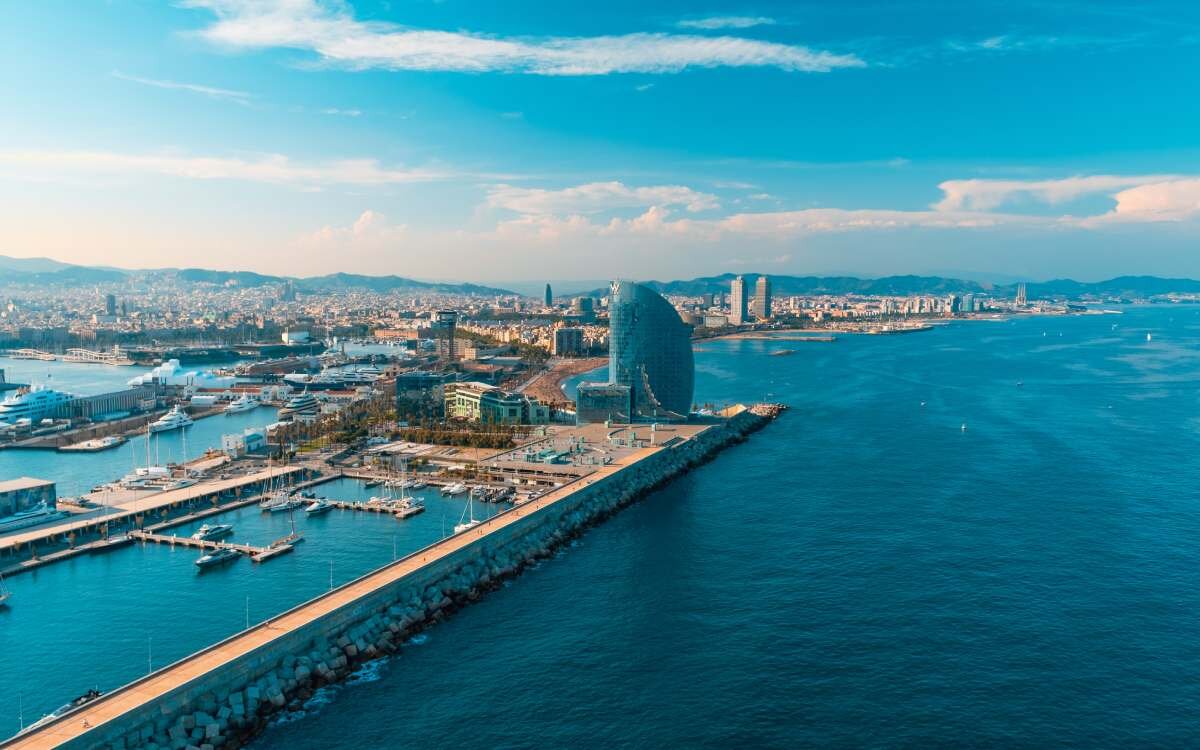 La ciudad de Barcelona desde el aire, donde destaca el hotel W Barcelona.
