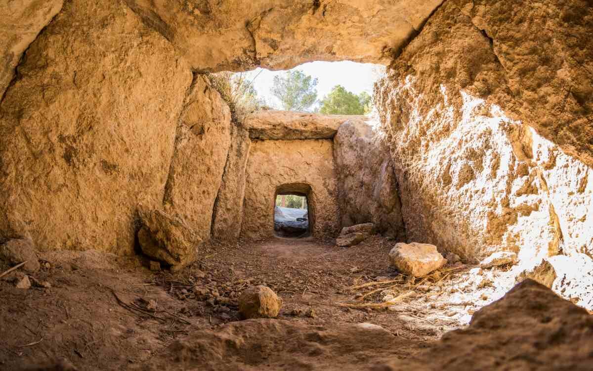 Interior de un dolmen del conjunto megalítico de Gorafe.