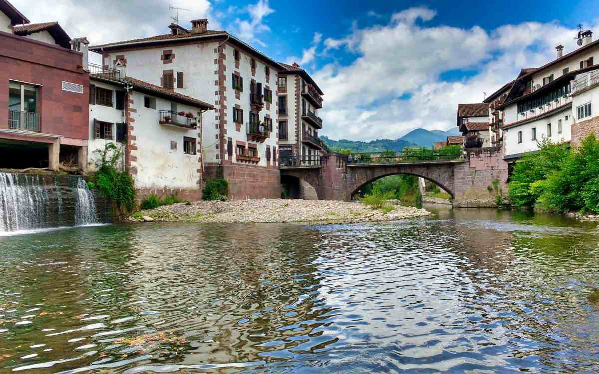 Las bonitas casas de Elizondo se arremolinan en torno al río