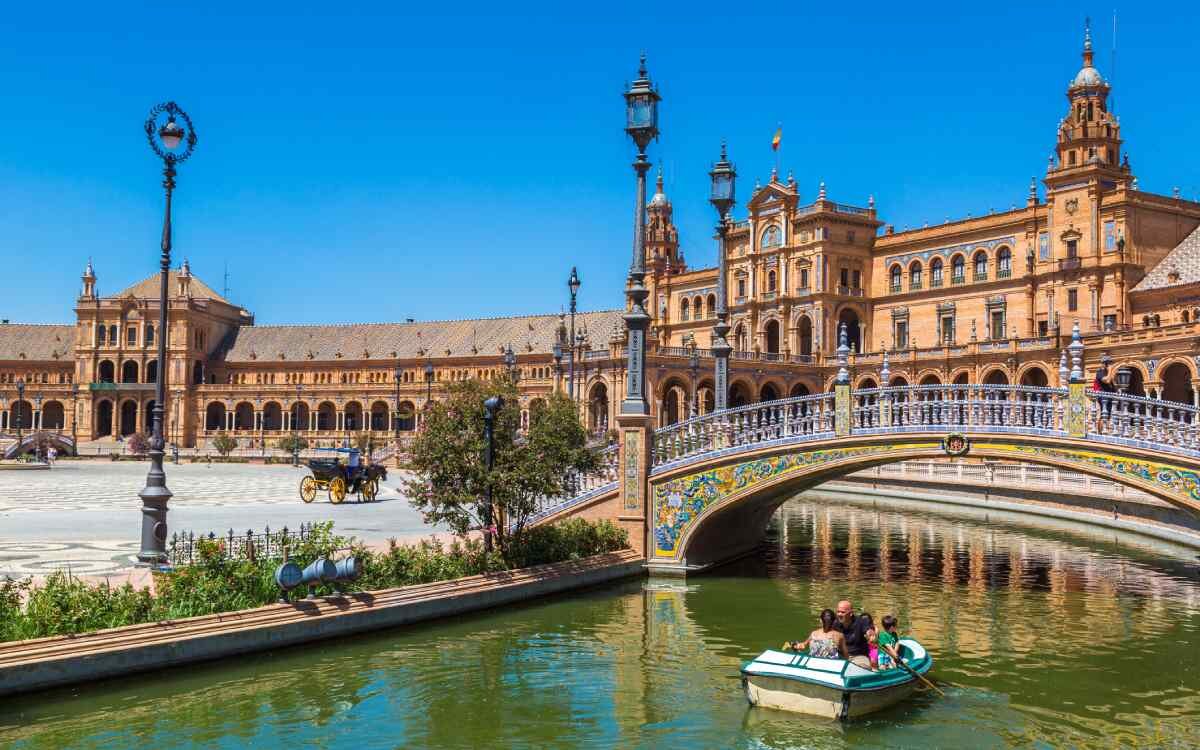 Paseo en barca por la Plaza de España de Sevilla o 'Venecia sevillana'.
