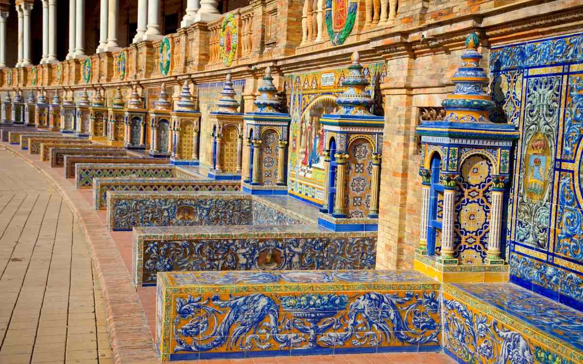 Los famosos bancos de azulejos de la Plaza de España de Sevilla. 