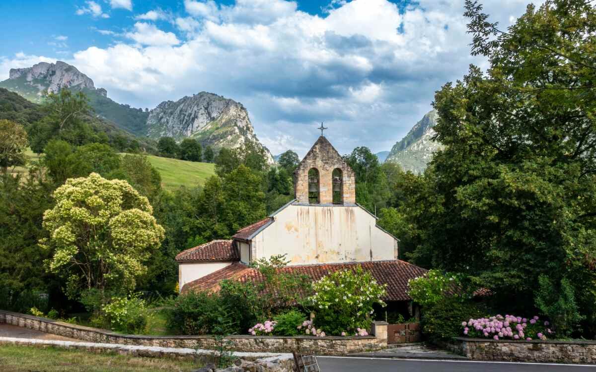 Iglesia de Santa María de Llas en Arenas de Cabrales