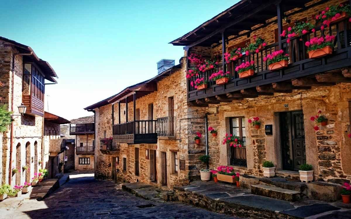 Una calle típica de Puebla de Sanabria