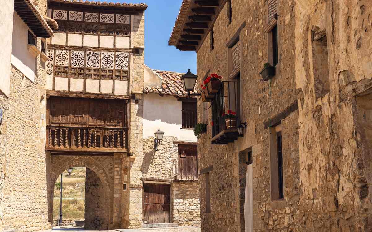 Una calle con encanto en Mirambel