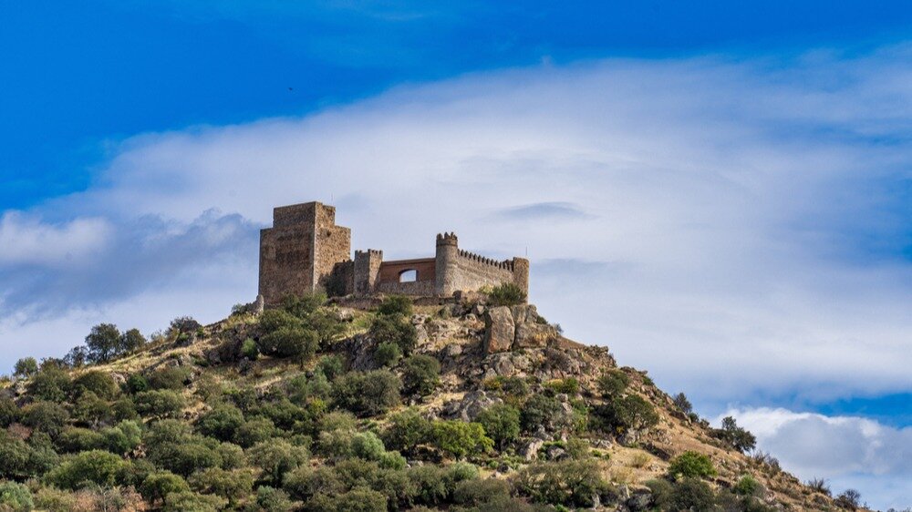 El imponente castillo de Burguillos del Cerro