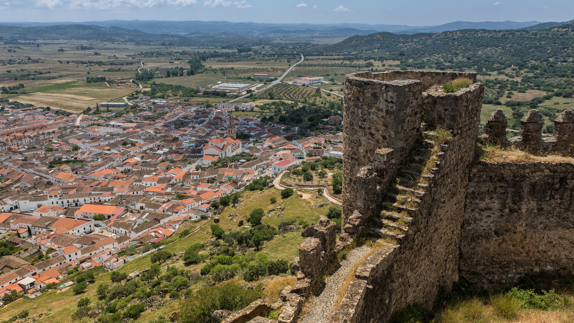 Vista de Burguillos del Cerro desde su castillo
