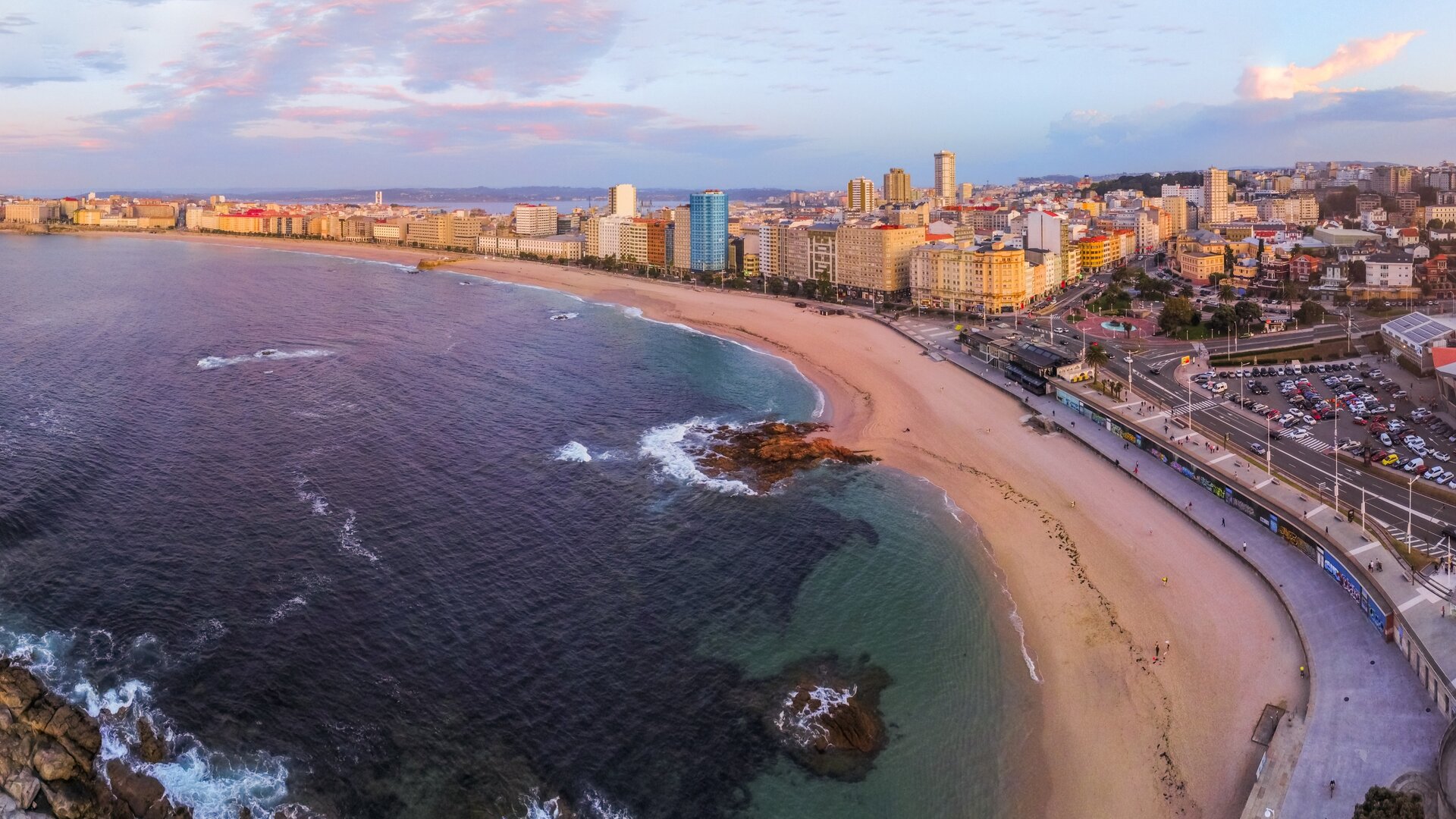 Playa de Riazor en la ciudad de A Coruña