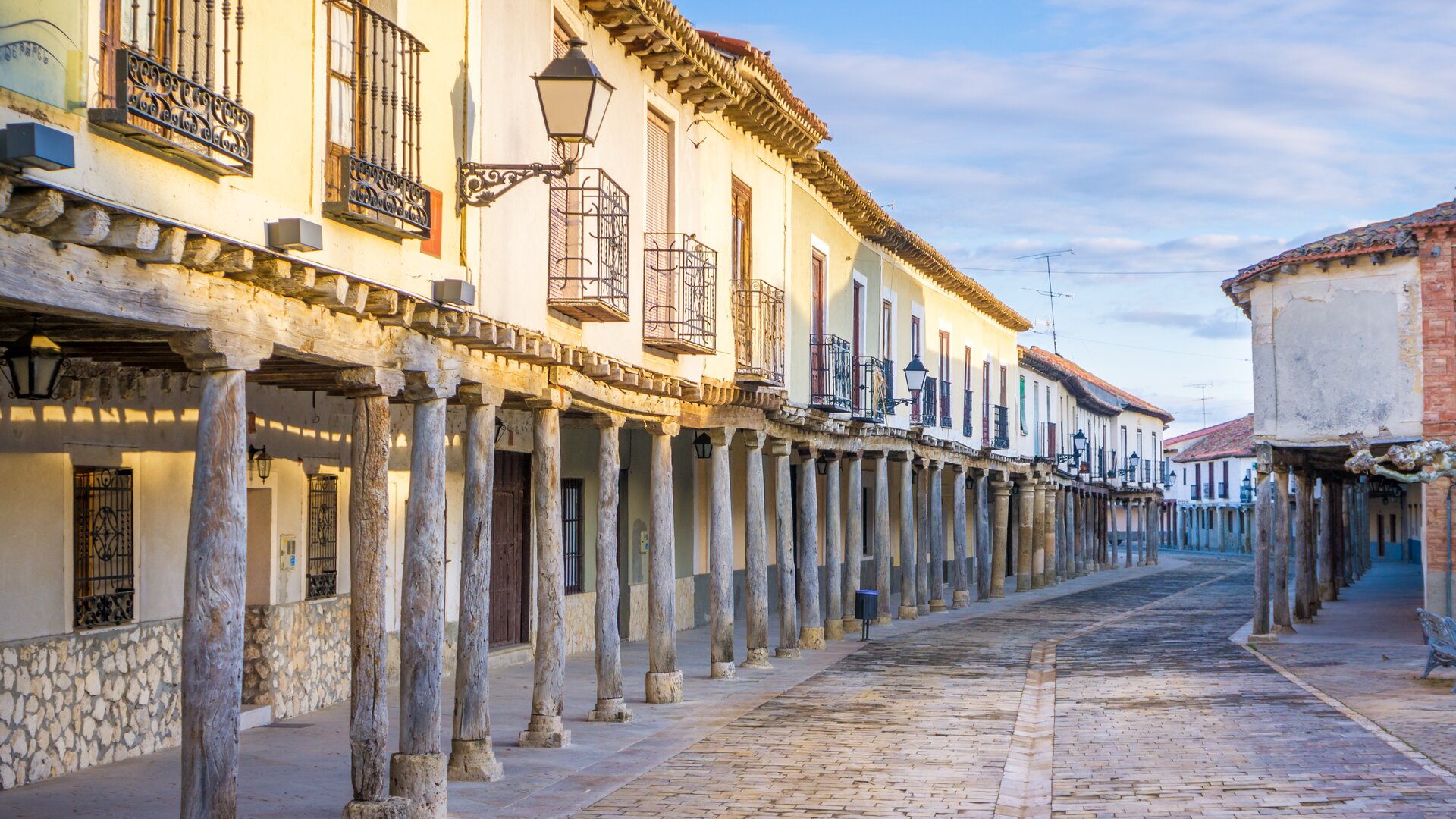 Calle porticada en Ampudia
