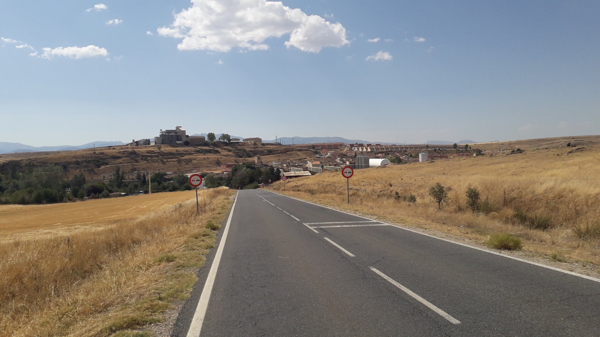 Entrada a Bernuy de Porreros