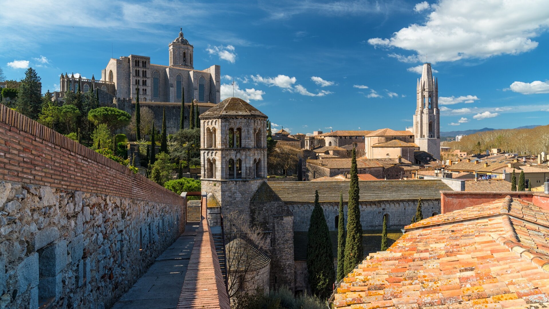 Panorámica de Girona y sus murallas