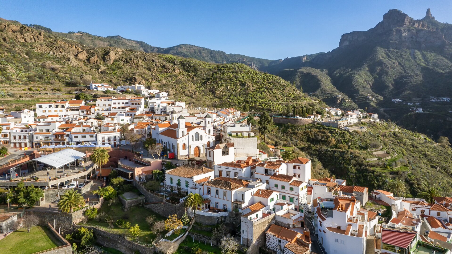 Tejeda con el Roque Nublo de fondo