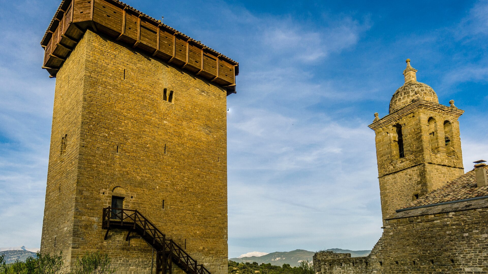 La imponente torre de Abizanda