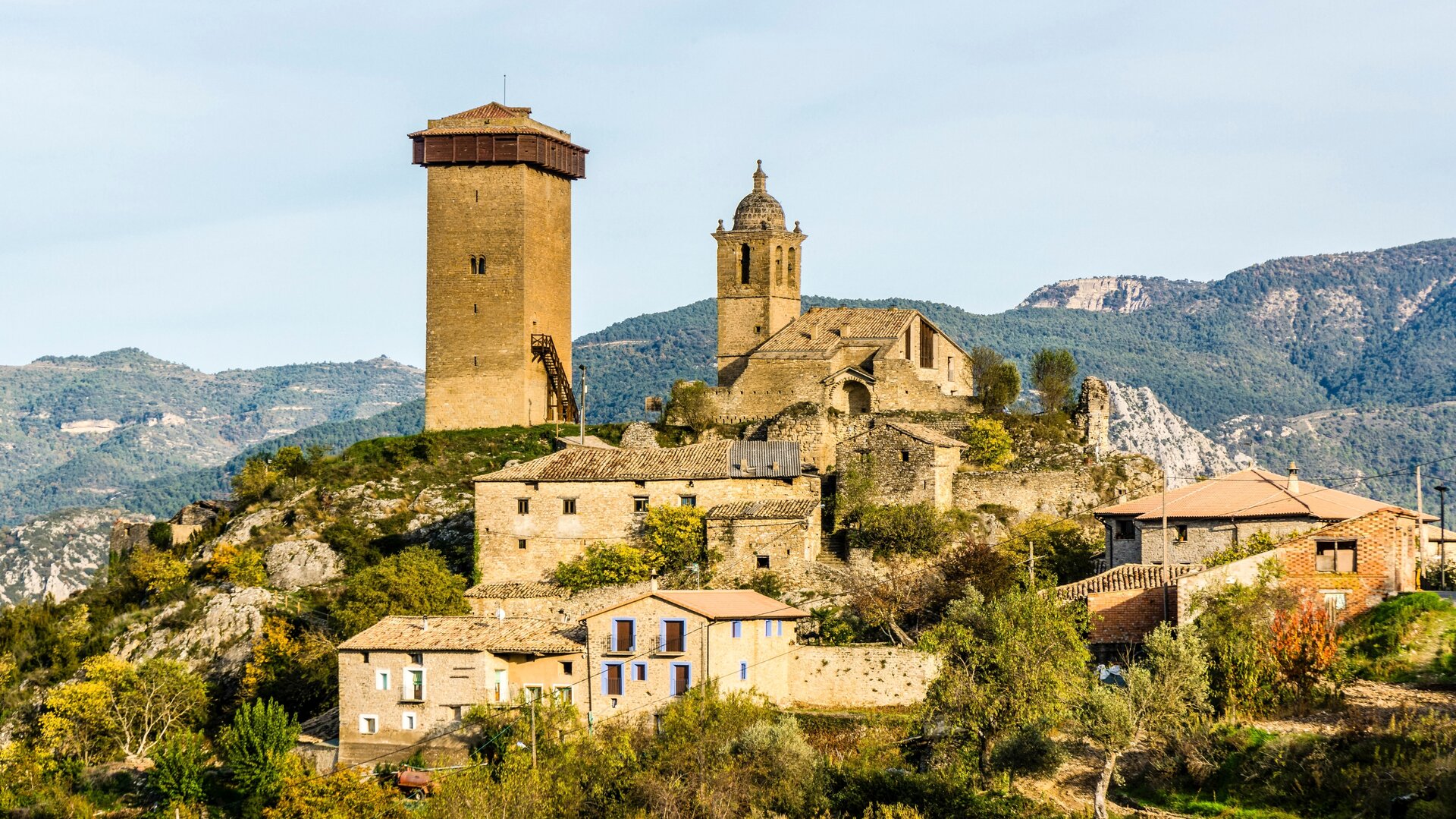 Panorámica de Abizando, una joya medieval en un entorno impresionante