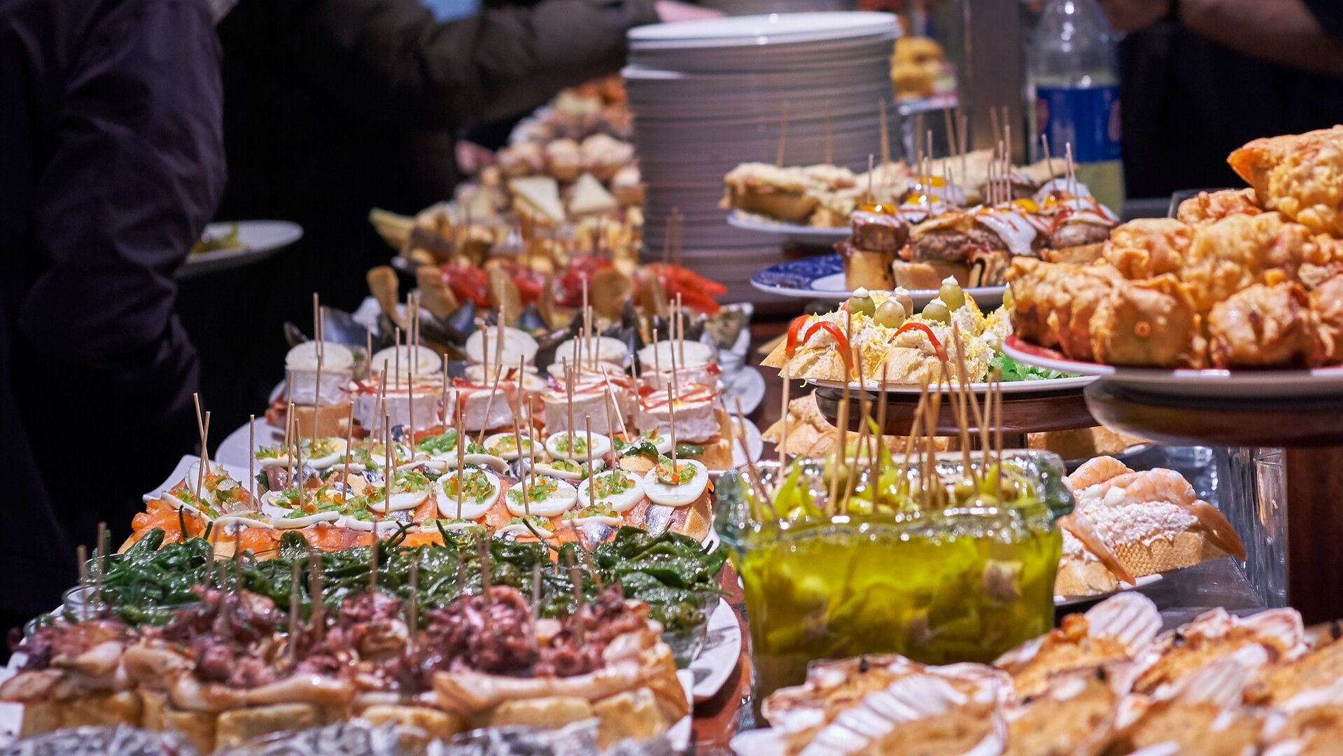 Selección de pintxos típicos en un bar de San Sebastián